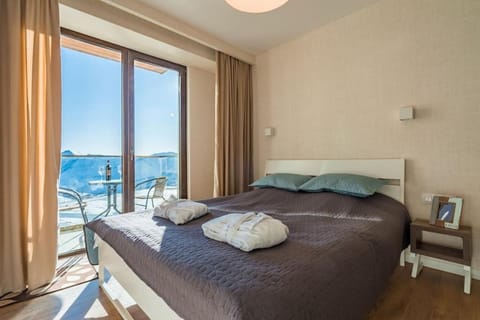 Bed, Natural landscape, View (from property/room), Balcony/Terrace, towels