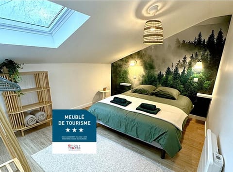 Photo of the whole room, Logo/Certificate/Sign