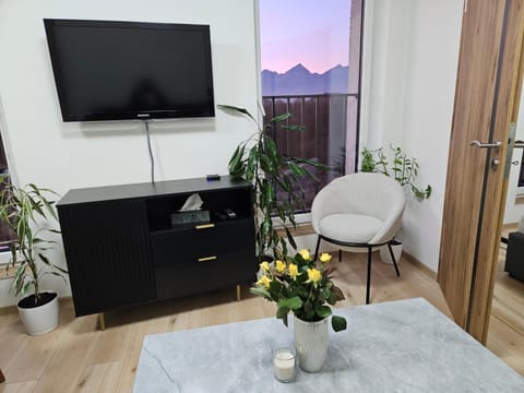 Communal lounge/ TV room, TV and multimedia, Living room, Mountain view