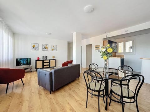 Communal lounge/ TV room, TV and multimedia, Kitchen or kitchenette, Living room, Seating area, Dining area, Evening entertainment