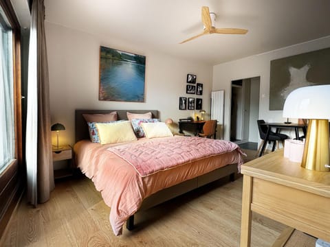 Bed, Photo of the whole room, Decorative detail, Seating area, Dining area, Bedroom