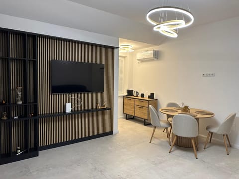 TV and multimedia, Coffee/tea facilities, Living room, Seating area, Dining area, air conditioner