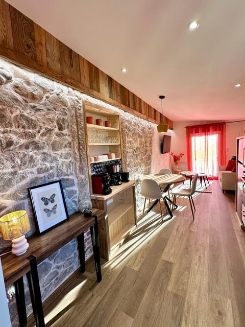 TV and multimedia, Living room, Seating area, Dining area, toaster