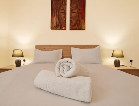 Bed, Bedroom, towels