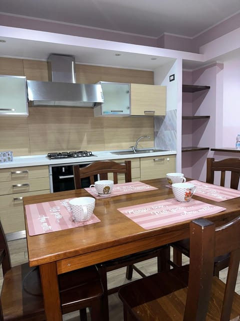 Kitchen or kitchenette, Dining area, stove