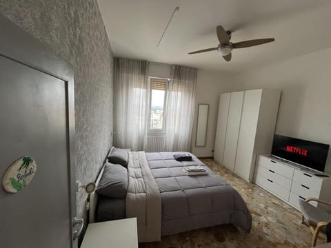 Bed, TV and multimedia, Photo of the whole room, Bedroom, internet, wardrobe, air conditioner