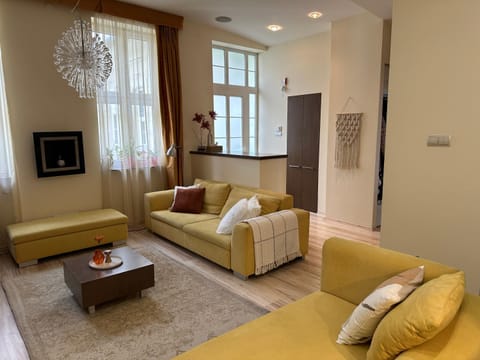 Bed, TV and multimedia, Living room