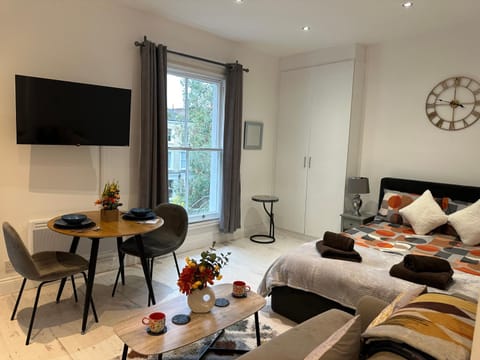 Bed, TV and multimedia, Living room, Photo of the whole room, Seating area, Dining area, Bedroom