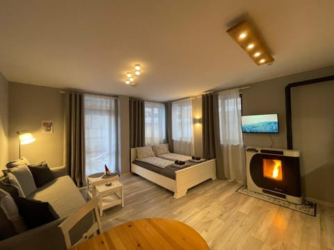 Bed, TV and multimedia, Living room, Photo of the whole room, Seating area