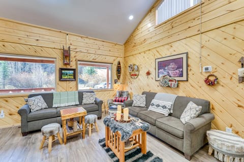 Less Than 1 Mi to Skiing Family-Friendly Red River Haven House in Red River