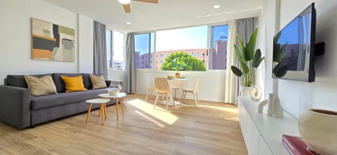 Communal lounge/ TV room, TV and multimedia, Living room, Seating area, Dining area