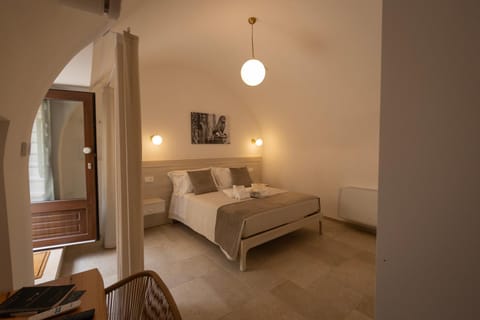 Bed, Photo of the whole room, Seating area, Bedroom