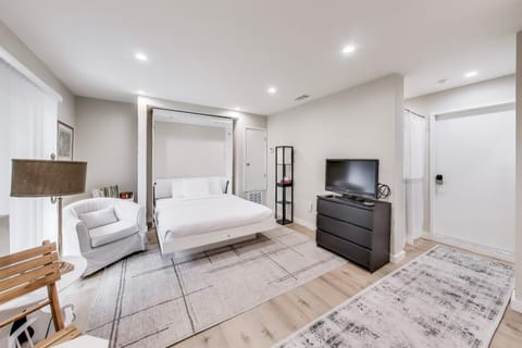 Bed, TV and multimedia, Bedroom, wardrobe
