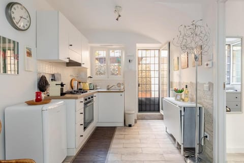 Coffee/tea facilities, Kitchen or kitchenette, Dining area, oven, stove, toaster