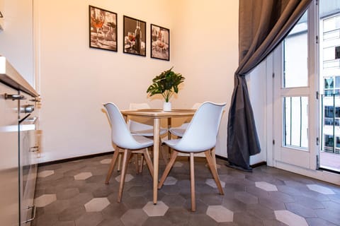 Kitchen or kitchenette, Dining area