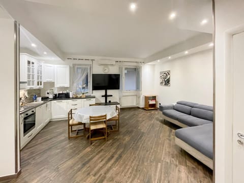 TV and multimedia, Kitchen or kitchenette, Living room, Seating area, Dining area, dishwasher, oven, stove