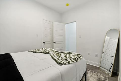 15 Bedrooms in the Heart of NOLA Apartment in Ninth Ward
