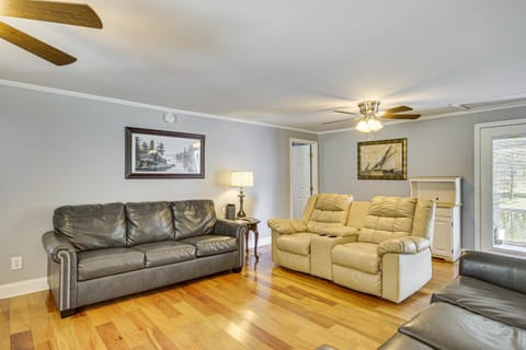 Walk to Marina! Prosperity Home with Screened Porch House in Leesville