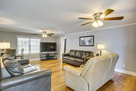 Walk to Marina! Prosperity Home with Screened Porch House in Leesville