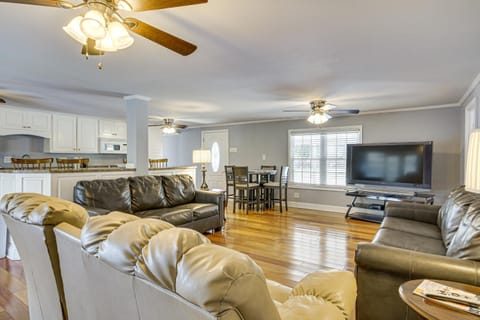 Walk to Marina! Prosperity Home with Screened Porch House in Leesville