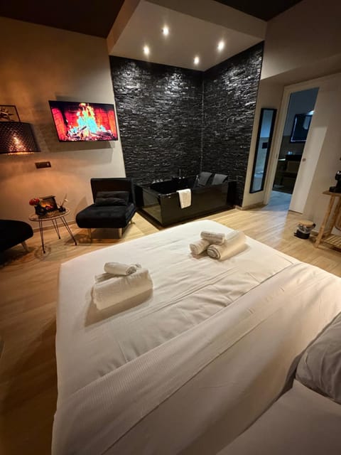 Bed, Hot Tub
