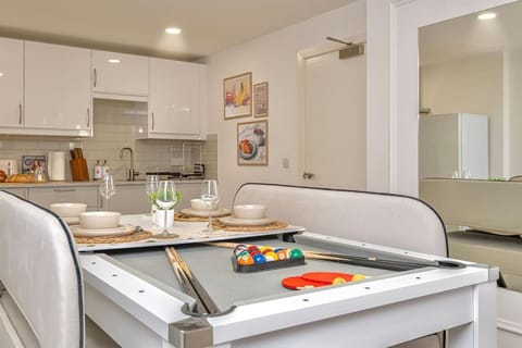 The Ivory Nook, Cozy & Spacious, Sleeps 8 Apartment in Leeds