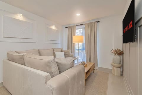 The Ivory Nook, Cozy & Spacious, Sleeps 8 Apartment in Leeds