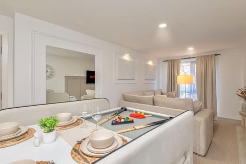 The Ivory Nook, Cozy & Spacious, Sleeps 8 Apartment in Leeds