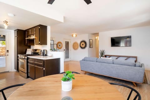 TV and multimedia, Kitchen or kitchenette, Living room, Seating area, Dining area, oven, stove