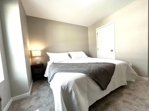 Central Cedar Falls Townhome - King Beds! Apartment in Cedar Falls