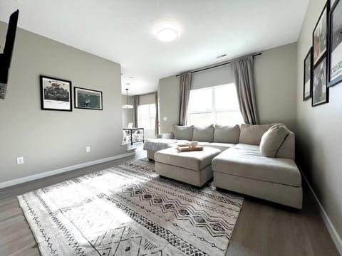 Central Cedar Falls Townhome - King Beds! Apartment in Cedar Falls