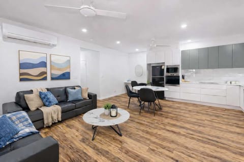 TV and multimedia, Kitchen or kitchenette, Living room, Seating area, Dining area