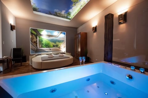 Hot Tub, Photo of the whole room, Bedroom