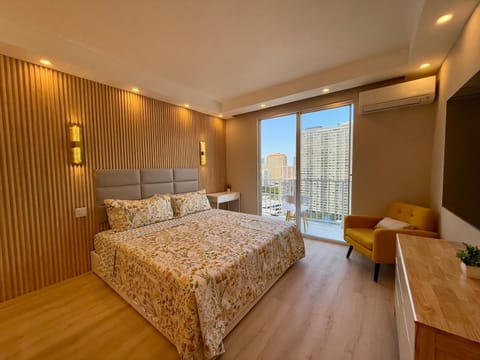 Bed, Living room, Photo of the whole room, Seating area, Bedroom