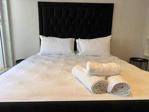 Canary Guest house Bed and Breakfast in Cape Town