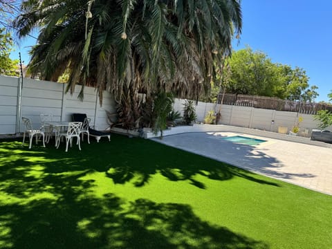 Canary Guest house Bed and Breakfast in Cape Town