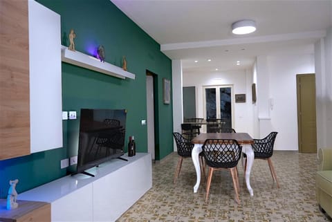 TV and multimedia, Living room, Seating area, internet