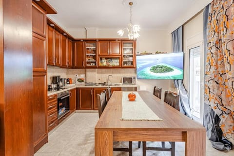 TV and multimedia, Kitchen or kitchenette, Dining area, oven, stove