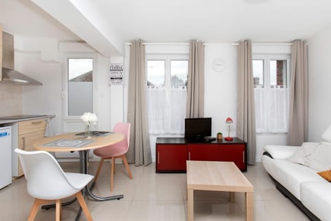 Bed, Living room