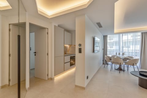 Kitchen or kitchenette, Living room, Seating area, Dining area, oven