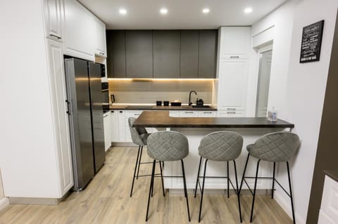 Kitchen or kitchenette, Dining area, oven, stove