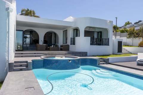 Property building, Patio, Swimming pool, Swimming pool, sunbed