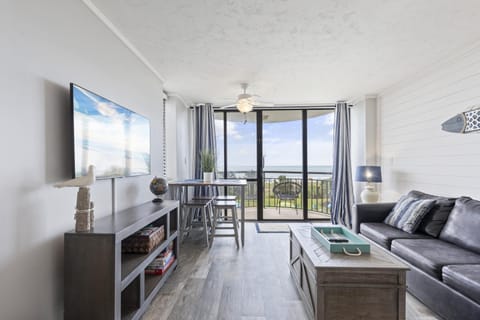 TV and multimedia, View (from property/room), Living room, Seating area, Dining area