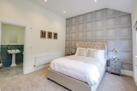 Toilet, Bed, Bathroom, Photo of the whole room, Bedroom, towels