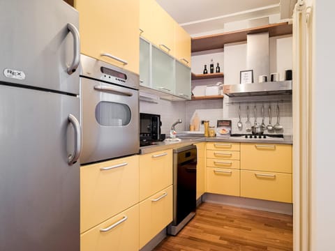 Coffee/tea facilities, Kitchen or kitchenette, dishwasher, oven, stove