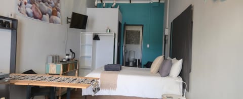 Bed, TV and multimedia, Kitchen or kitchenette, Photo of the whole room, Dining area