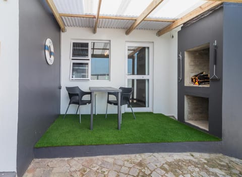 Patio, Day, Dining area