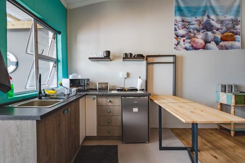 Kitchen or kitchenette, Dining area, microwave, stove