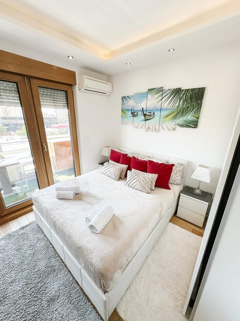 Bed, Living room, Photo of the whole room, Bedroom, air conditioner