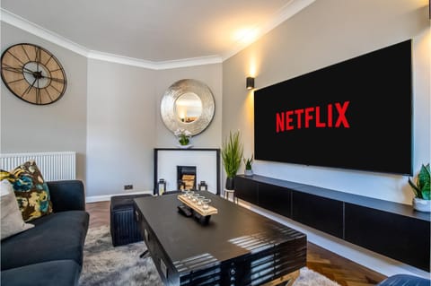 Communal lounge/ TV room, TV and multimedia, Living room, Seating area, Evening entertainment